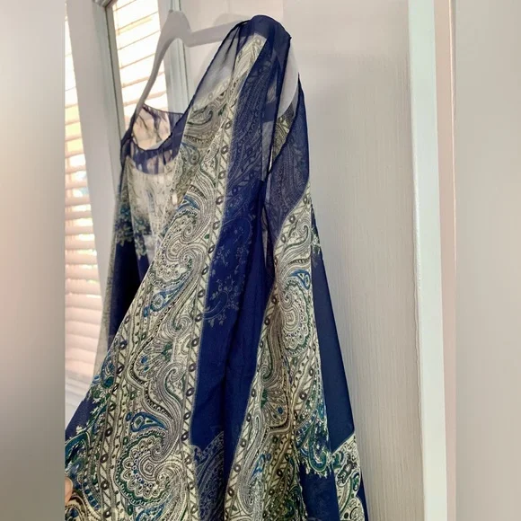 Delicate in nature yet bold in style. Blue shawl/scarf/poncho - Picture 7 of 9